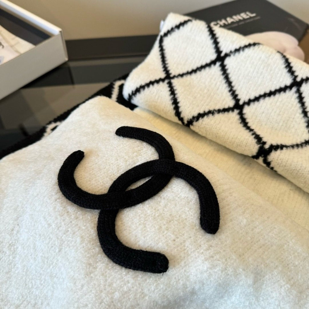 Chanel Ivory & Black Knit Scarf